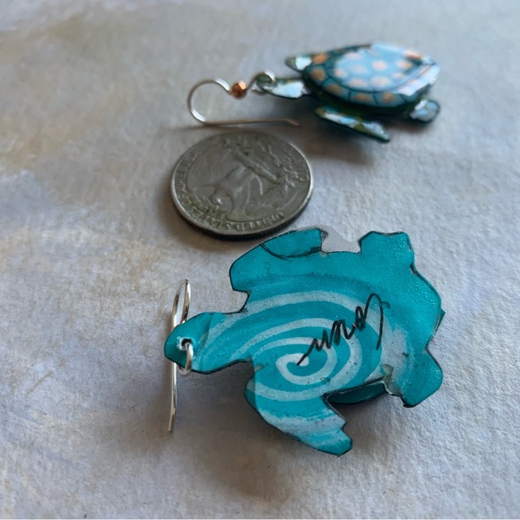 Handpainted sea turtle earrings, three dimensional sterling wires OOAK - Picture 6 of 6